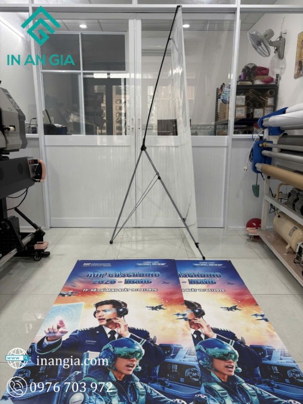 Cận cảnh góc nghiêng khung standee X giúp kiểm tra độ bền khớp nối nhựa